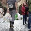 Manovra, si dimezza plastic tax. Conte: ‘Rivedere auto aziendali’