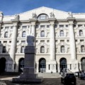 Borsa: Milano galleggia, tonica l’energia