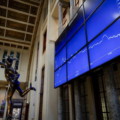 Borsa: Europa in difficoltà, allarme crescita, Milano -1,9%